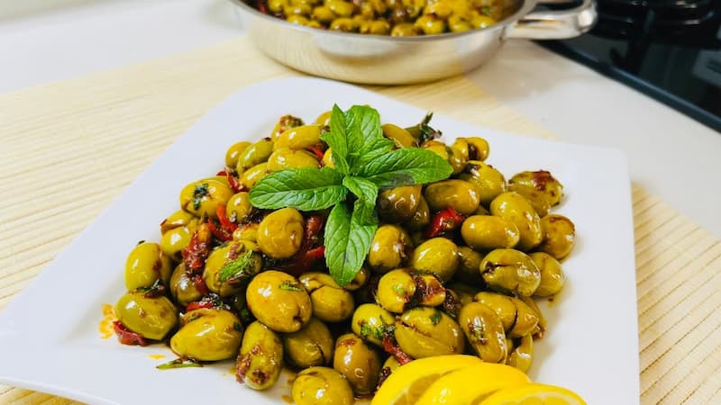 تصویر 4 از زیتون پرورده خانگی خوش طعم با مواد تازه